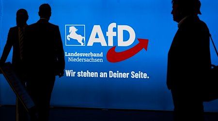 Delegierte und Besucher kommen zum Landesparteitag der AfD Niedersachsen in der Congress Union Celle. / Foto: Julian Stratenschulte/dpa