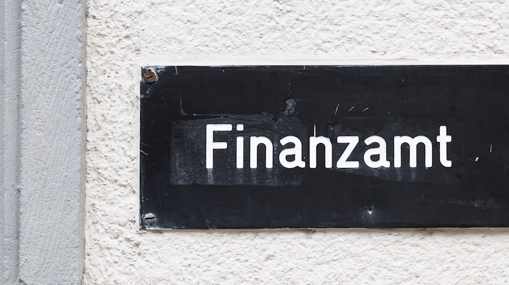 Der Eingang von einem Finanzamt. / Foto: Julian Stratenschulte/dpa/Symbolbild