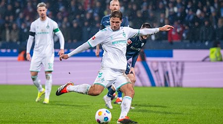 Bremens Niklas Stark erzielt ein Tor. / Foto: David Inderlied/dpa