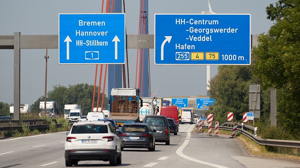 Blick auf die A1 in Richtung Westen vor dem Autobahndreieck Norderelbe. / Foto: Georg Wendt/dpa