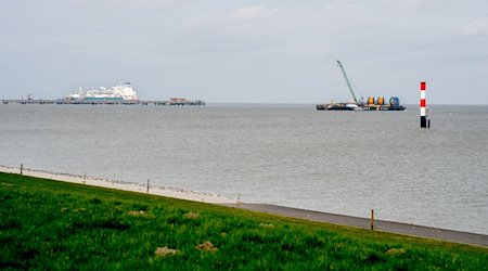 Ein Arbeitsschiff ist während der Bauarbeiten für einen Anleger, der für ein zweites LNG-Terminal in Wilhelmshaven benötigt wird, im Einsatz. n») / Foto: Hauke-Christian Dittrich/dpa