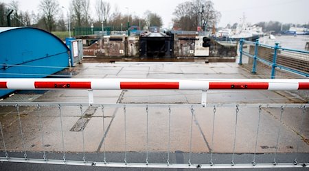 Eine Schranke ist vor dem Schleusentor im Hafen der Stadt geschlossen. / Foto: Hauke-Christian Dittrich/dpa/Archivbild