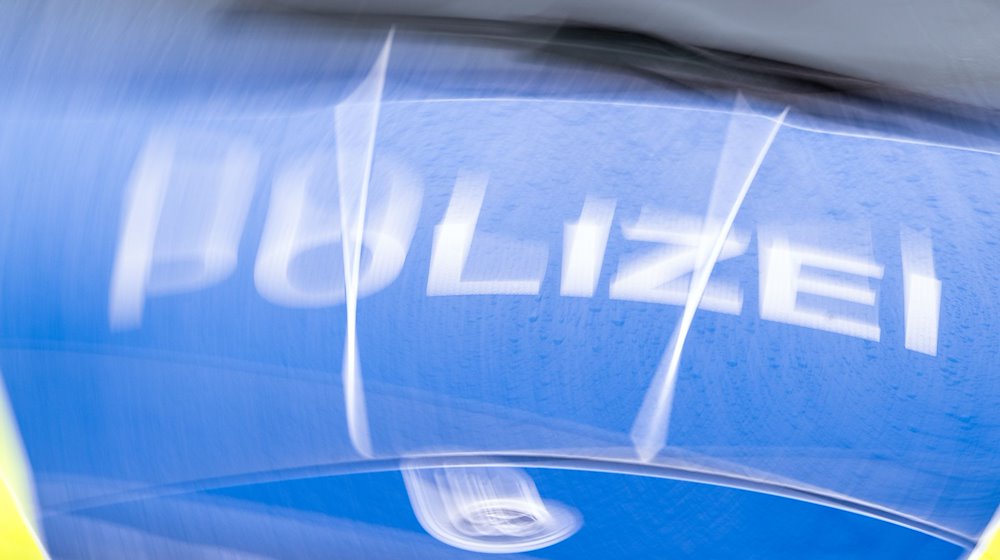 Der Schriftzug „Polizei“ auf der Kühlerhaube eines Autos, aufgenommen während einer Verkehrskontrolle. / Foto: Soeren Stache/dpa