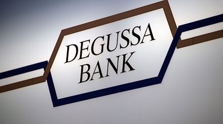 Eine Werbetafel der Universalbank «Degussa Bank». / Foto: Arno Burgi/dpa