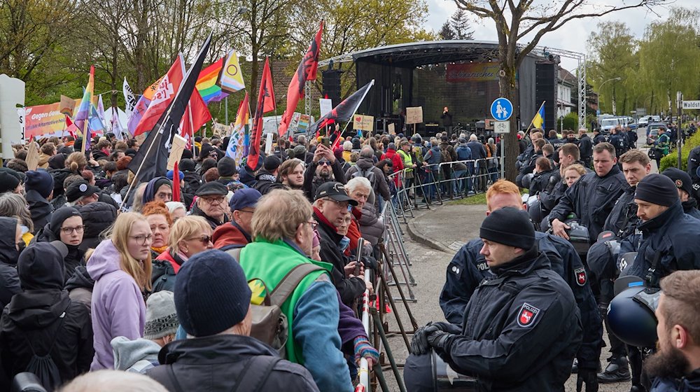 Teilnehmer der Demonstration gegen den AfD-Parteitag, der Kundgebung für Vielfalt und Menschenwürde, und Polizisten stehen sich gegenüber. / Foto: Georg Wendt/dpa