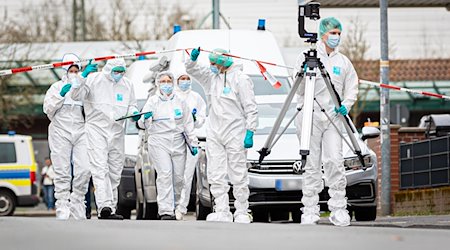 Mitarbeiter der Spurensicherung der Polizei arbeiten in der Friedrichstraße. / Foto: Moritz Frankenberg/dpa