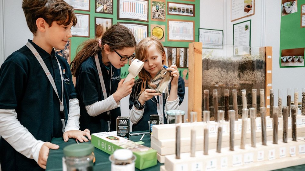 Tom Koch (9, l-r), Lotta Lindenberg (10) und Annika Katharina Busse (9) von der Grundschule Ofen aus Bad Zwischenahn. / Foto: Spieker Fotografie/Jugend forscht/dpa