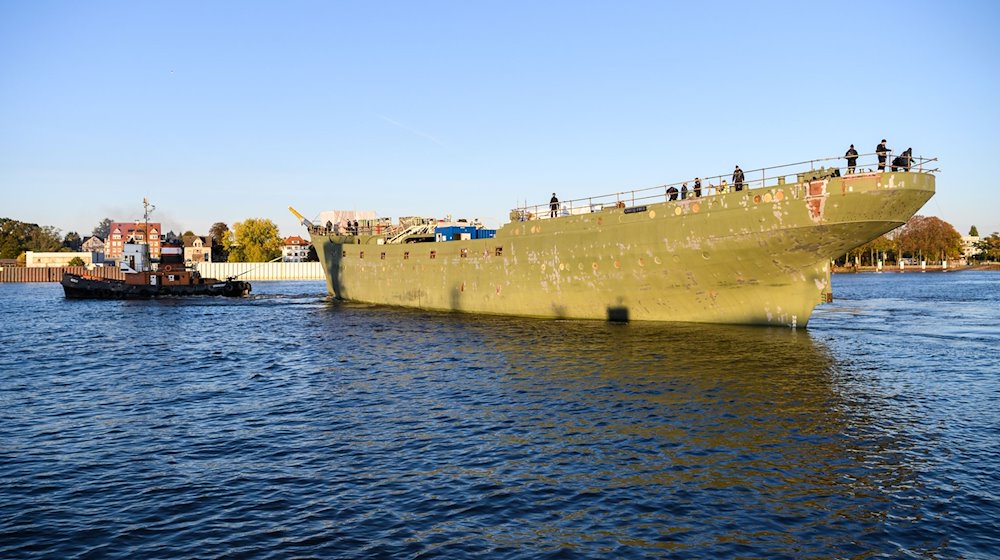 Das teilsanierte Marineschulschiff «Gorch Fock» wird auf der Weser von der Fassmer-Werft zur Lürssen-Werft geschleppt. / Foto: Mohssen Assanimoghaddam/dpa