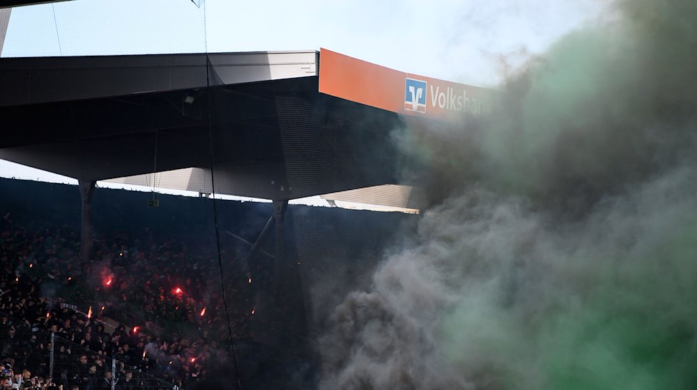 Hannovers Fans zünden Pyrotechnik. / Foto: Swen Pförtner/dpa