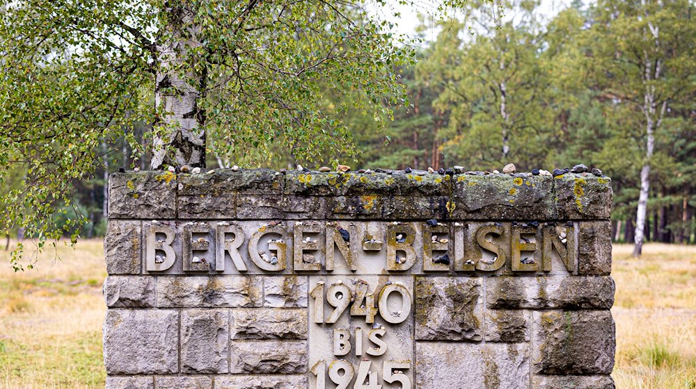Der Schriftzug «Bergen-Belsen, 1940 bis 1945» steht auf einer Steinwand auf dem Gelände der Gedenkstätte Bergen-Belsen im Landkreis Celle. / Foto: Moritz Frankenberg/dpa/Archivbild