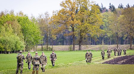 Soldaten der Bundeswehr suchen ein Feld ab. Trotz einer neuen Suchtaktik wird der sechs Jahre alte Arian aus Elm in Bremervörde weiter vermisst. / Foto: Moritz Frankenberg/dpa