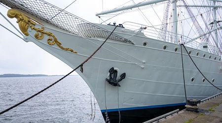 Das Segelschiff «Gorch Fock I» liegt im am Ausrüstungkai der Volkswerft. / Foto: Stefan Sauer/dpa