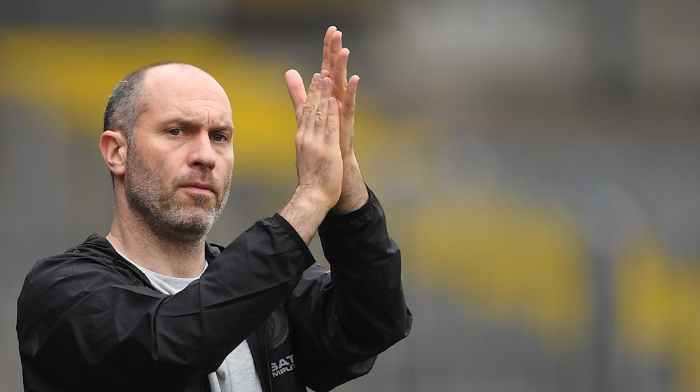 Braunschweigs Trainer Daniel Scherning klatscht. / Foto: Swen Pförtner/dpa