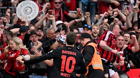 Fußball, Bundesliga, Bayer 04 Leverkusen - SV Werder Bremen, 29. Spieltag, BayArena. Leverkusens Florian Wirtz bejubelt den Gewinn der Meisterschaft vor den Fans. / Foto: Federico Gambarini/dpa