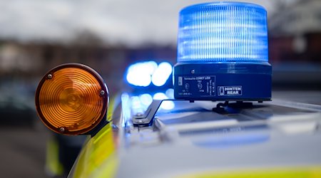 Blaulicht auf einem Einsatzfahrzeug der Polizei. / Foto: Oliver Dietze/dpa/Symbolbild