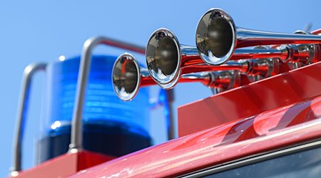 Blaulicht leuchtet auf einem Auto der Feuerwehr. / Foto: Robert Michael/dpa-Zentralbild/dpa/Symbolbild