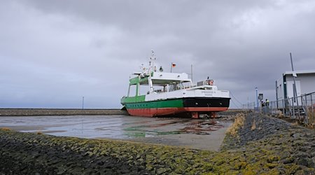 Die gestrandete Fähre soll mithilfe eines Schwimmkrans geborgen werden. / Foto: Markus Hibbeler/dpa