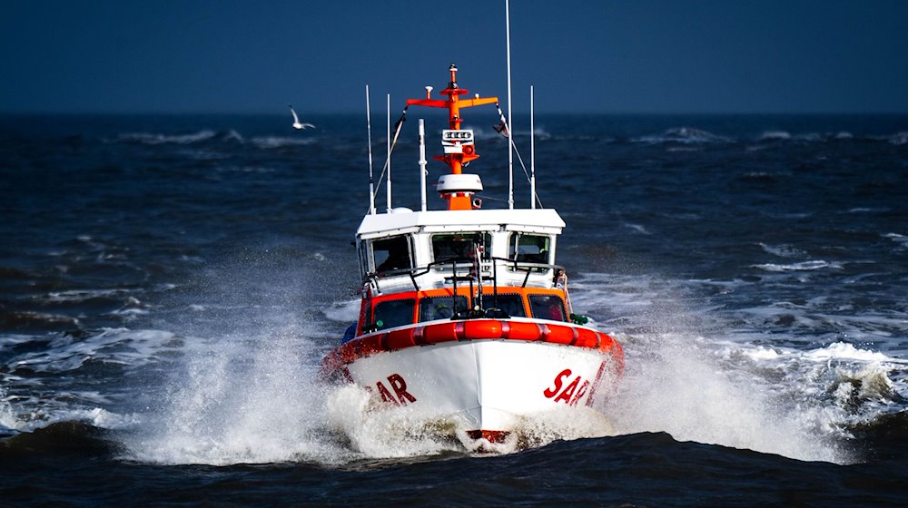 Das Seenotrettungsboot «Gillis Gullbranson». Seenotretter suchen in der Nacht auf Dienstag einen vermissten Schlauchbootfahrer. / Foto: Sina Schuldt/dpa