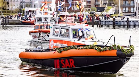 Das neue Seenotrettungsboot «Jürgen Horst» für die DGzRS-Station Schilksee verlässt nach seiner Taufe den Hafen von Laboe. / Foto: Axel Heimken/dpa