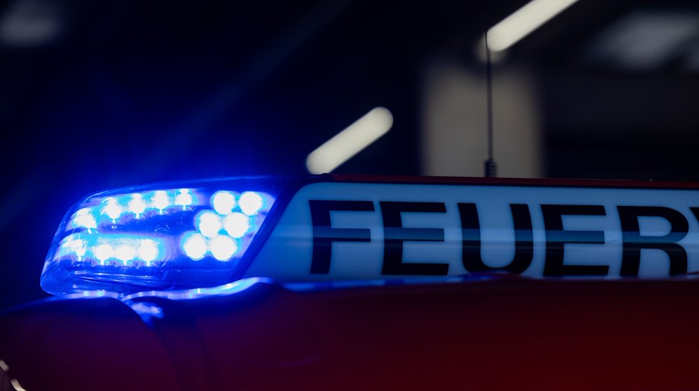 Ein Feuerwehrfahrzeug mit eingeschaltetem Blaulicht. / Foto: Rolf Vennenbernd/dpa/Symbolbild