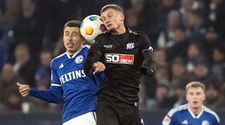 Schalkes Ron Schallenberg (l) und Mickaël Cuisance von Osnabrück in Aktion. / Foto: Bernd Thissen/dpa