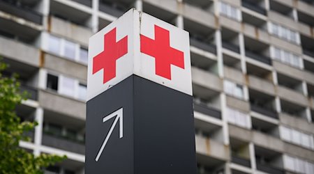 Ein Schild mit einem roten Kreuz weist den Weg zur Notaufnahme des Klinikums Region Hannover. / Foto: Julian Stratenschulte/dpa