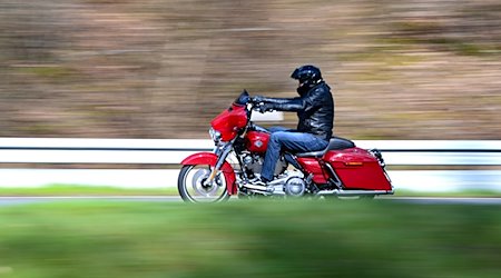 Ein Motorrad ist unterwegs. / Foto: Arne Dedert/dpa/Symbolbild