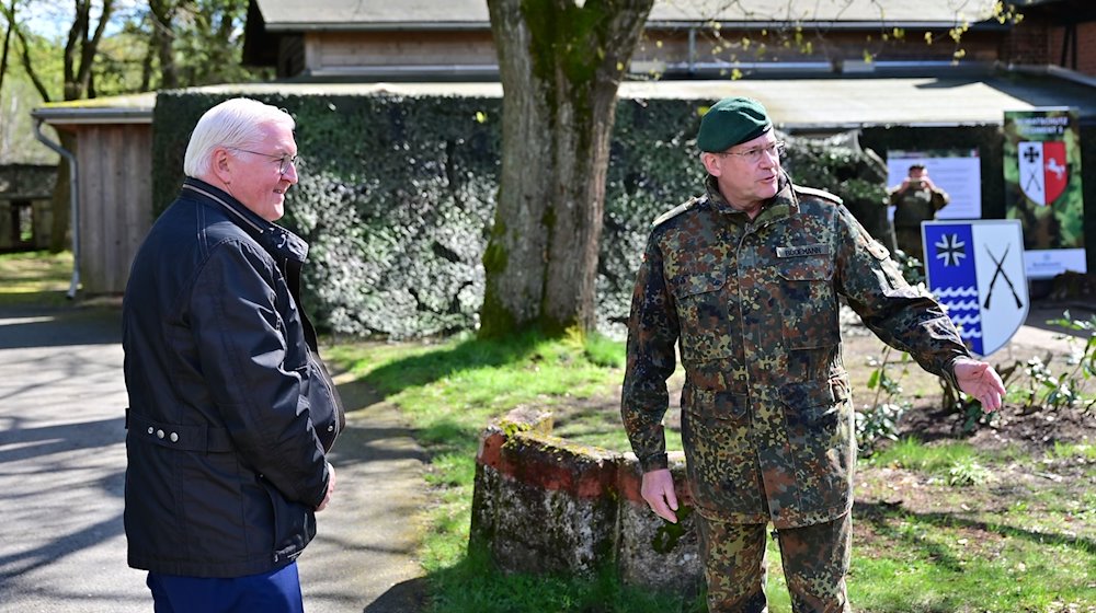 Bundespräsident Frank-Walter Steinmeier (l) besucht die Übung National Guardian. / Foto: Philipp Schulze/dpa