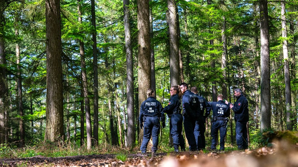 Einsatzkräfte durchsuchen ein Waldstück. Mehr als dreihundert Einsatzkräfte suchen seit Montagabend nach einem vermissten sechs Jahre alten Kind im niedersächsischen Bremervörde. / Foto: Sina Schuldt/dpa