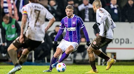 Osnabrücks Mickael Cuisance läuft mit dem Ball am Fuß. / Foto: David Inderlied/dpa