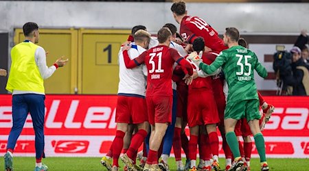 Berlins Spieler jubeln nach dem Tor zum 2:3. / Foto: David Inderlied/dpa