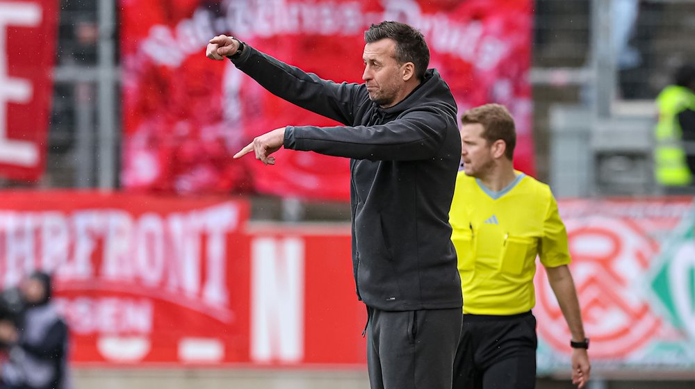 Essens Trainer Christoph Dabrowski gestikuliert. / Foto: Stefan Brauer/DeFodi Images/dpa