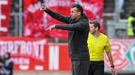 Essens Trainer Christoph Dabrowski gestikuliert. / Foto: Stefan Brauer/DeFodi Images/dpa