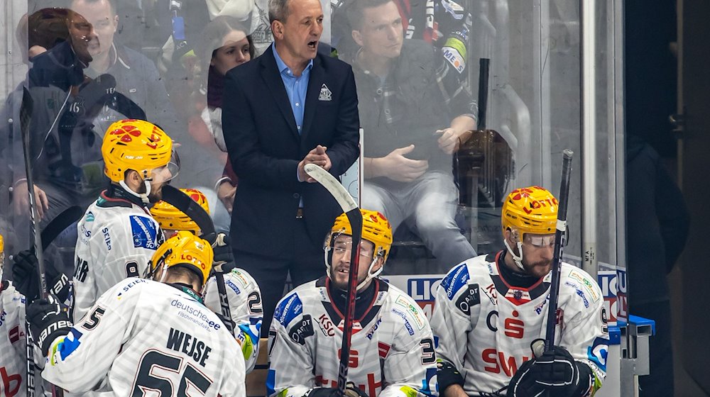 Trainer Thomas Popiesch von Pinguins Bremerhaven ruft seinem Team etwas zu. / Foto: Andreas Gora/dpa/Archivbild