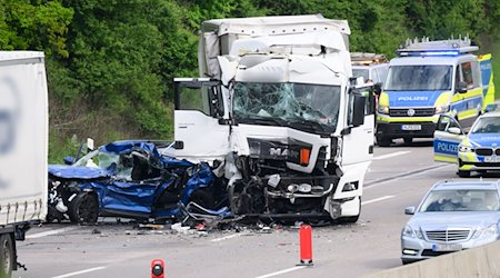 Ein PKW und ein LKW stehen nach einem Unfall auf der Autobahn A2. / Foto: Julian Stratenschulte/dpa