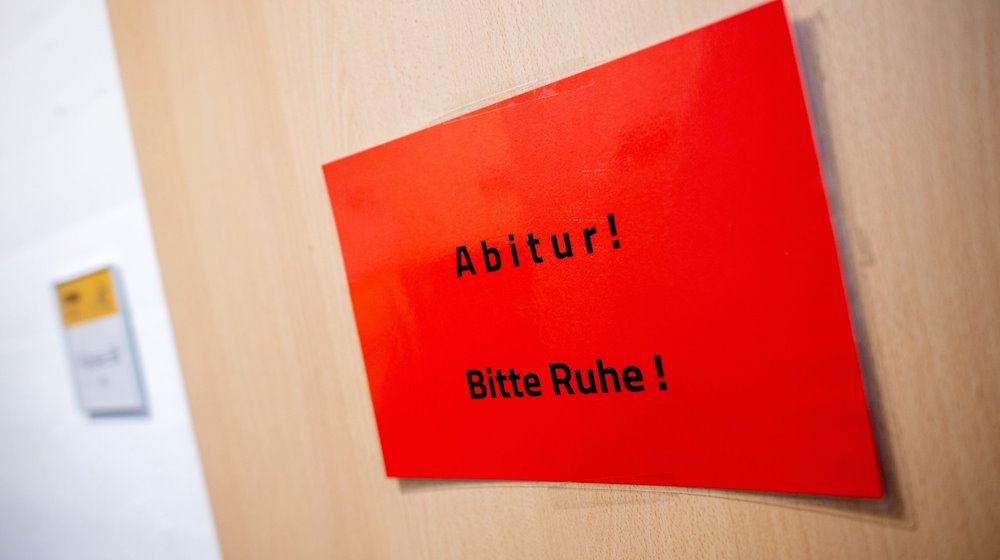 Ein Schild mit der Aufschrift "Abitur! Bitte Ruhe!" hängt während der schriftlichen Abiturprüfungen an einer Tür. / Foto: Hauke-Christian Dittrich/dpa