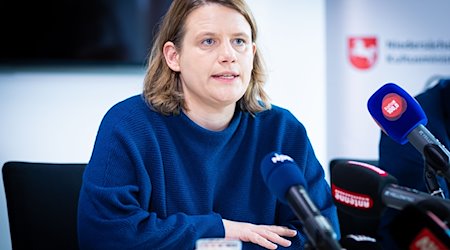 Julia Willie Hamburg (Bündnis 90/Die Grünen), Kultusministerin von Niedersachsen, spricht auf einer Pressekonferenz, über das weitere Vorgehen nach der verzögerten Abiturprüfung. / Foto: Moritz Frankenberg/dpa