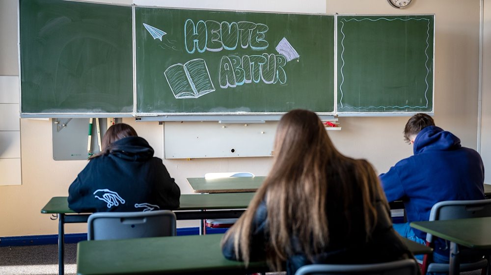 ILLUSTRATION - "Heute Abitur" steht auf einer Tafel im Klassenzimmer eines Gymnasiums. / Foto: Sina Schuldt/dpa