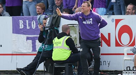 Osnabrücks Trainer Uwe Koschinat steht an der Seitenlinie. / Foto: Friso Gentsch/dpa