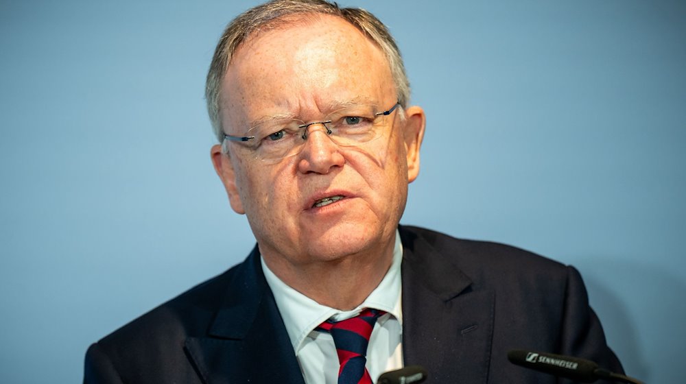 Stephan Weil (SPD),spricht bei der Pressekonferenz. / Foto: Michael Kappeler/dpa