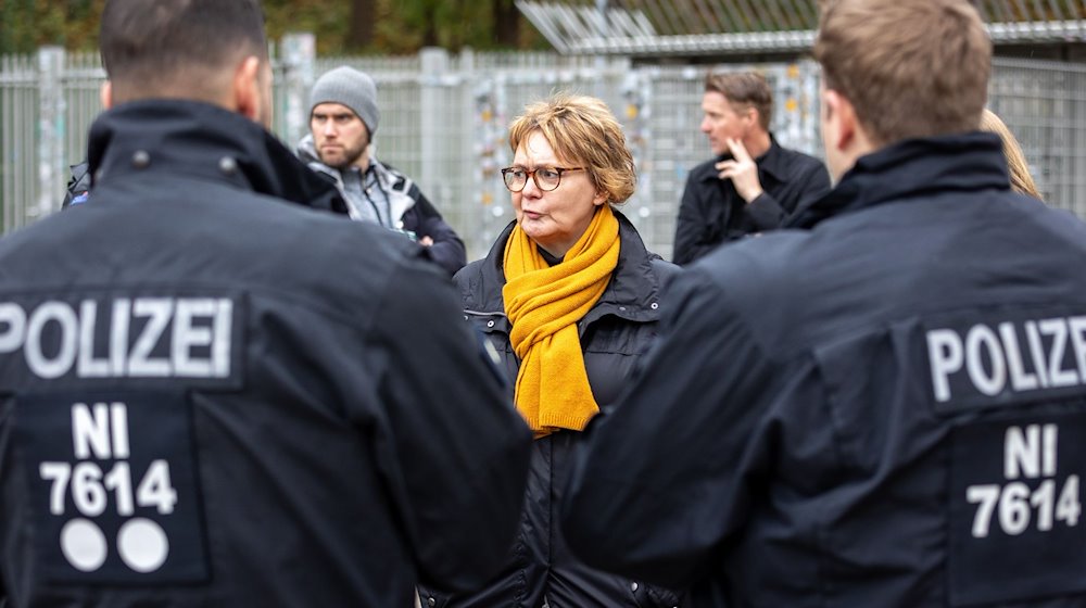 Daniela Behrens (SPD, M), Innenministerin von Niedersachsen, spricht mit Einsatzkräften der Polizei vor dem Stadion. / Foto: Moritz Frankenberg/dpa