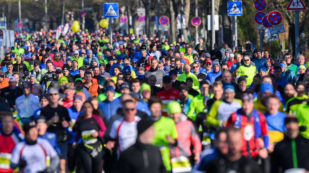 Starter laufen beim Hannover Marathon 2022. / Foto: Julian Stratenschulte/dpa