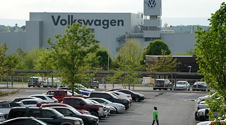 Eine Person geht über den Parkplatz des Volkswagen-Werks in Chattanooga, Tennessee. / Foto: George Walker IV/AP