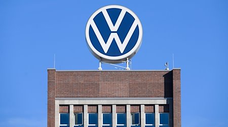 Das VW-Logo steht auf dem Markenhochhaus im Volkswagen Stammwerk. / Foto: Julian Stratenschulte/dpa