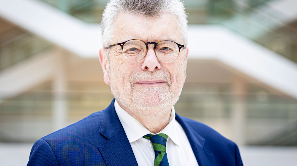 Gerhard Wegner, niedersächsischer Antisemitismusbeauftragter, steht im Landtag. / Foto: Moritz Frankenberg/dpa