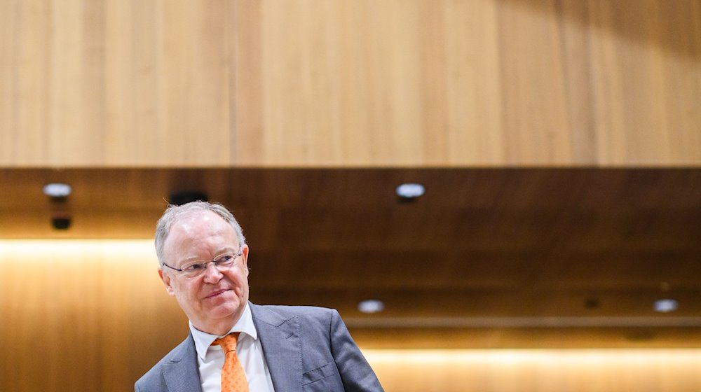 Stephan Weil (SPD), Ministerpräsident Niedersachsens, steht im niedersächsischen Landtag. / Foto: Julian Stratenschulte/dpa