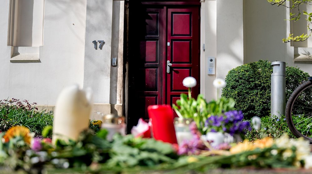 Unbekannte haben am 05.04.2024 einen Brandsatz auf eine Tür der Oldenburger Synagoge geworfen. Bei dem Anschlag am Freitagmittag wurde nach Polizeiangaben niemand verletzt. Eine Eingangstür wurde durch den Brandsatz beschädigt. / Foto: Hauke-Christian Dittrich/dpa