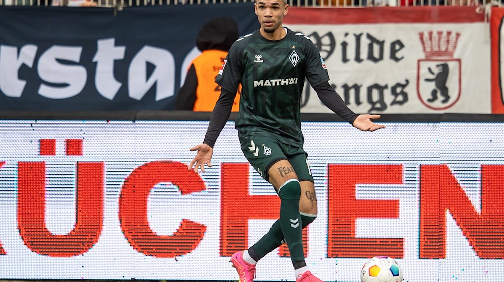 Justin Njinmah von Werder Bremen spielt den Ball. / Foto: Andreas Gora/dpa