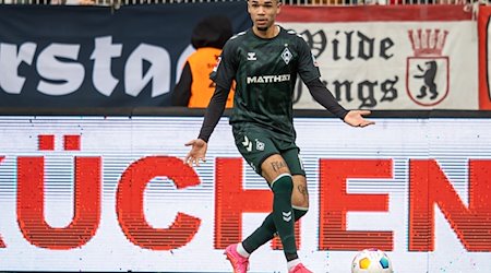 Justin Njinmah von Werder Bremen spielt den Ball. / Foto: Andreas Gora/dpa