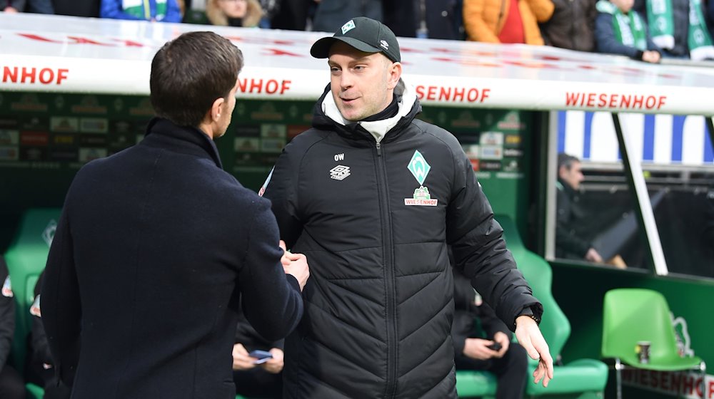 Werder Trainer Ole Werner (r) begrüßt Leverkusens Trainer Xabi Alonso. / Foto: Carmen Jaspersen/dpa